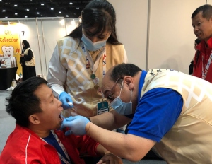 Lesen Sie mehr über den Artikel Pulpdent Corporation spendet Fluoridlack, Versiegelungen und Zahnspiegel für die Special Olympics Spiele in Abu Dhabi